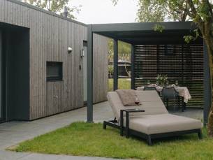 Oak lodge met overkapping | twee badkamers, buitenkamer en loungebed | 4 personen