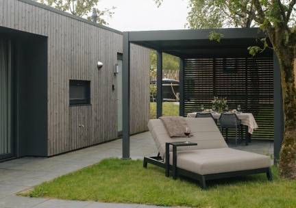 Oak lodge met overkapping | twee badkamers, buitenkamer en loungebed | 4 personen