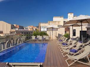Ontdek zonnig Barcelona! Stijlvol genieten in een 4*-design hotel met ROOFTOPPOOL incl. ontbijt, vlucht + welkomstgeschenk!