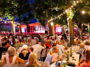 Concert van Andr&eacute; Rieu vanaf het terras van de Soci&euml;teit op het Vrijthof met verblijf in een Romantisch Kasteel in Lanaken