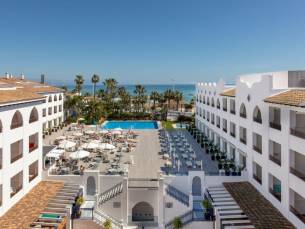 Overwinter in de zon in een 4*-hotel op een toplocatie bij strand & de jachthaven van Ben&aacute;lmadena incl. vlucht en ontbijt of halfpension