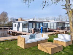 Houseboat Agua Dolce met tuin en priv&eacute; aanlegsteiger aan het Sneekermeer - Paviljoenwei 4-12 | Sneek (Offingawier)