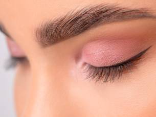 Wimper- en/of wenkbrauwbehandeling naar keuze