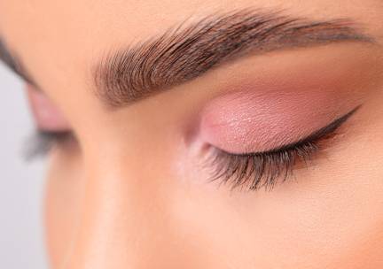 Wimper- en/of wenkbrauwbehandeling naar keuze