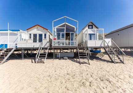Slaapstrandhuisje &oacute;p het strand van Dishoek met zeezicht en terras en plek voor vijf personen I 37
