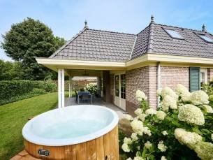 Zand Lodge voor 4 personen met spa op de Veluwe in Voorthuizen