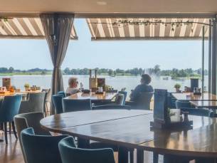 Verblijf in een TOP hotel + HEERLIJK TERRAS aan de Maas in de prachtige natuur bij Nijmegen