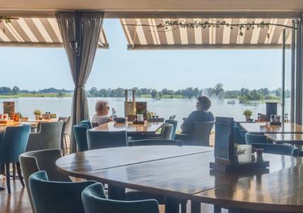 Verblijf in een TOP hotel + HEERLIJK TERRAS aan de Maas in de prachtige natuur bij Nijmegen