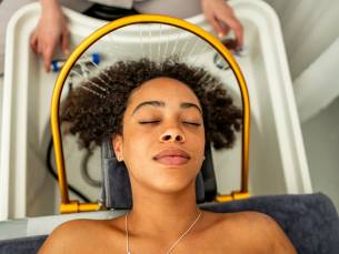 Head spa (45 min), evt. inclusief massage (75 min)