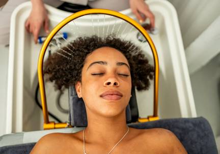 Head spa (45 min), evt. inclusief massage (75 min)