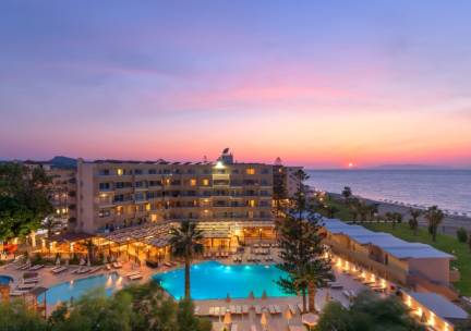 Geniet in 4*-hotel in Ialyssos op Rhodos met priv&eacute;strand en meerdere buitenzwembaden incl. vlucht, transfer en o.b.v. halfpension