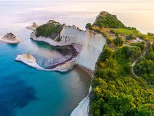 Gastvrij Corfu! Verblijf in een hotel met prachtig uitzicht over zee incl. vlucht, huurauto en ontbijt!