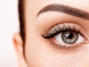 Wimper- of wenkbrauwbehandeling naar keuze