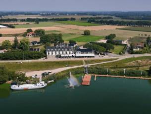 SEIZOEN SPECIAL! ✨ Top hotel + HEERLIJK TERRAS aan de Maas in de prachtige natuur bij Nijmegen incl. ontbijt & GRATIS fiets- en wandelroutes!