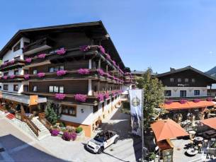 Eva,VILLAGE