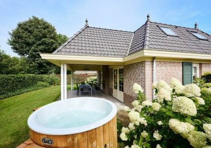 Zand Lodge voor 4 personen met spa op de Veluwe in Voorthuizen