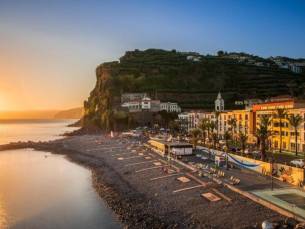 Geniet van de winterzon op het indrukwekkende eiland Madeira! Incl. vlucht, ontbijt en huurauto