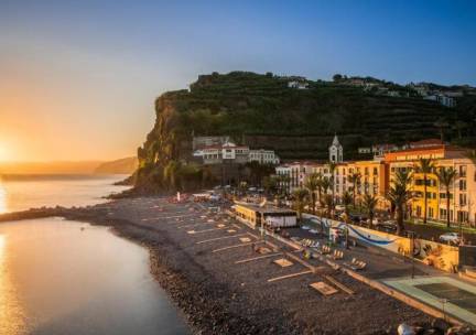 Geniet van de winterzon op het indrukwekkende eiland Madeira! Incl. vlucht, ontbijt en huurauto