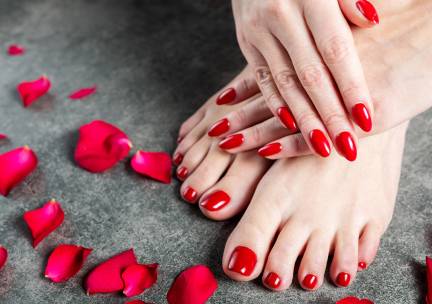 Manicure- en/of pedicurebehandeling naar keuze