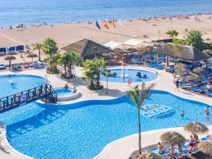 Beleef een zorgeloze vakantie in een 4*-hotel in Santa Susanna in een levendige omgeving met strand voor de deur incl. vlucht, transfer & ontbijt!