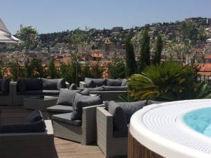 Geniet van stad en strand aan de Côte d'Azur in Nice vanuit een hotel met rooftopbar incl. vlucht en ontbijt
