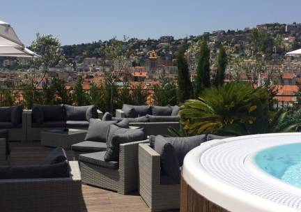 Geniet van stad en strand aan de C&ocirc;te d'Azur in Nice vanuit een hotel met rooftopbar incl. vlucht en ontbijt