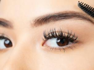 Wimperextensions naar keuze, powderbrows of lippigmentatie
