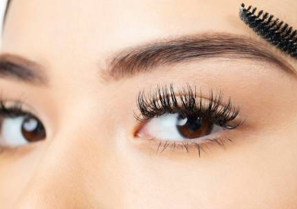 Wimperextensions naar keuze, powderbrows of lippigmentatie