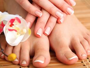 Spa-manicure- of spa-pedicurebehandeling evt. + nagel- of gellak