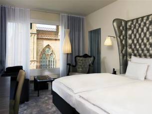 Arcotel John F