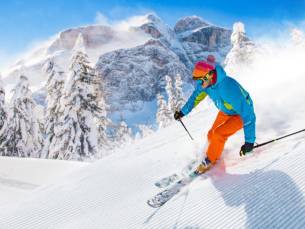 Beleef de winterse charme van het prachtige Mayrhofen! ❄️ Incl. ontbijt, diner, zwembad, sauna en GRATIS parkeren