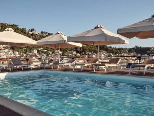 Geniet van het ROOFTOPTERRAS & zwembad in een 4*-hotel midden in het levendige hart van Zakynthos-stad in een superior kamer met ZEEZICHT Incl. vlucht, transfer en ontbijt