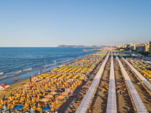 Geniet van een strandvakantie aan de Adriatische Zee in Rimini in een hotel dichtbij het strand en het centrum! O.b.v. halfpension