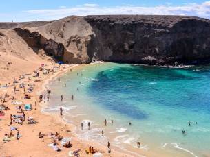PRIJSTOPPER! ☀️ Vier deze winter vakantie in een BUNGALOW op Lanzarote op een resort met POOLBAR nabij het strand incl. vlucht en transfer