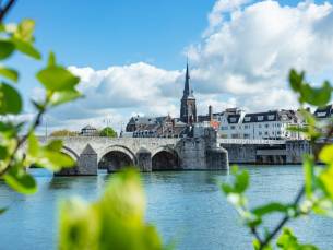 Citytrip Maastricht! Ontdek de bruisende stad tijdens een verblijf in de hippe wijk Wyck incl. ontbijt, NS treinretour en s voor het wijnfestijn festival!