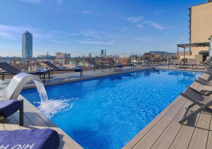 MEGADEAL! ⚡ Zonnige stedentrip Barcelona incl. LUXE 4*-Adults Only hotel op een toplocatie met wellness + ROOFTOPZWEMBAD + vlucht + ontbijt!