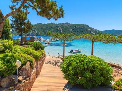 Fly & drive naar Sardinië en Corsica incl. vlucht, huurauto en ontbijt
