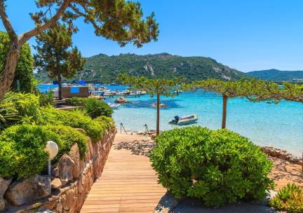 Fly & drive naar Sardini&euml; en Corsica incl. vlucht, huurauto en ontbijt