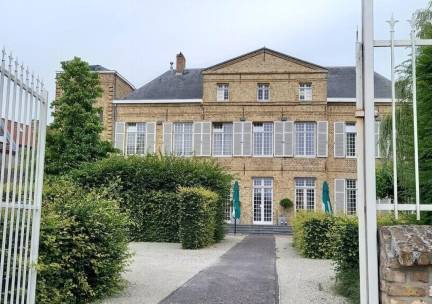 STIJLVOL 18e-eeuws herenhuis in Veurne, West-Vlaanderen nabij de kust incl. ontbijt en diner!