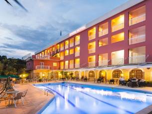 Ontdek Corfu tijdens een heerlijke zonvakantie vanuit een kamer met zeezicht incl. vlucht, transfer en ontbijt of halfpension