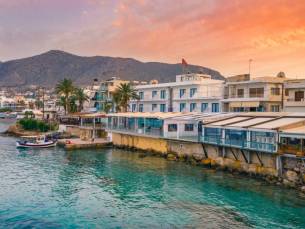 Zonvakantie naar de vissersstad Agia Galini op zuid-Kreta en geniet van het prachtige uitzicht vanaf het dakterras, incl. vlucht, ontbijt en huurauto
