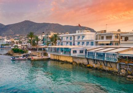Zonvakantie naar de vissersstad Agia Galini op zuid-Kreta en geniet van het prachtige uitzicht vanaf het dakterras, incl. vlucht, ontbijt en huurauto