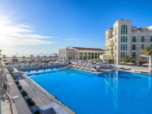 Las Arenas Balneario Resort