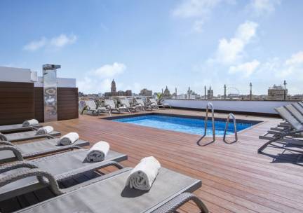 Luxe 4*-hotel midden in het centrum van Málaga met rooftopbar en zwembad incl. vlucht en ontbijt!