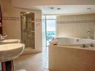 Verblijf in de iconische watertoren van Zwolle + luxe kamer metBAD voor 2- pers. & Rituals producten + GRATIS parkeren!