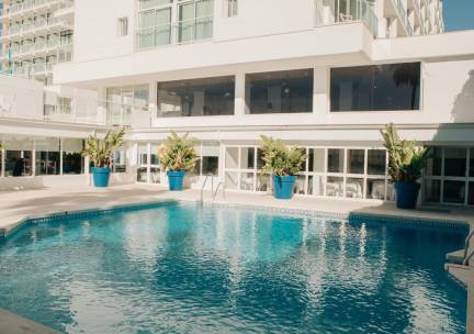 Geniet van een zonvakantie in Benalmádena aan het strand nabij Málaga incl. vlucht, transfer en ontbijt of halfpension