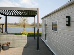 Chalet voor 4 personen aan het water op park aan de Ijssel