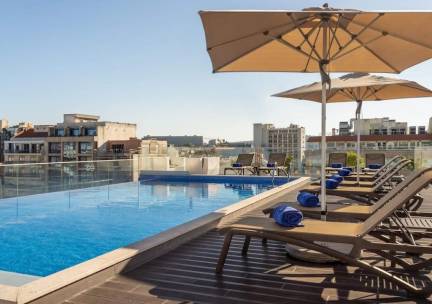STUNT! ⚡ Stedentrip naar Lissabon met verblijf in een LUXE 4*-hotel met rooftop pool incl. vlucht