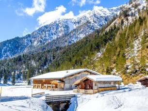 Beleef het hart van Tirol tijdens een onvergetelijk wintersport vakantie in een charmant hotel met WELLNESS in Mayrhofen o.b.v. halfpension