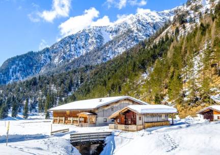 Beleef het hart van Tirol tijdens een onvergetelijk wintersport vakantie in een charmant hotel met WELLNESS in Mayrhofen o.b.v. halfpension